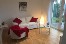 Wohnzimmer mit weißer Polstergarnitur